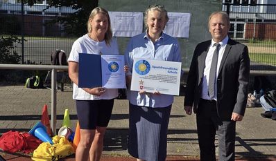 Detlef Zeidler übergibt das Zertifikat an die Verantwortlichen für das sportliche Engagement.