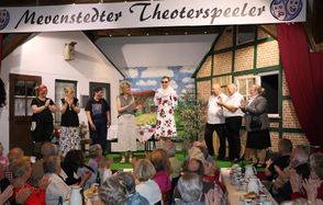 Mit viel Gelächter und Szenenapplaus feierte die Gäste das Theaterstück.