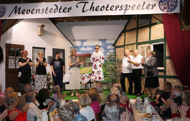 Mit viel Gelächter und Szenenapplaus feierte die Gäste das Theaterstück.