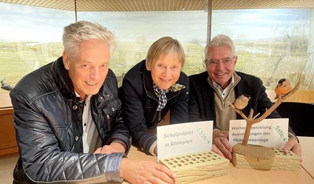 Joachim Garbade, diesjähriger Präsident des Rotary Clubs Osterholz, übergab die Spenden an Ulrike Hohmann und Dr. Detlef Risch.