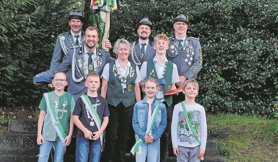 Oese-Poggemühlen (red). Bei der Nachfeier des Schützenfestes in Oese-Poggemühlen kam pünktlich zur Krönung der neuen Vize-Majestäten die Sonne raus. Den Titel des neuen Vize-Königs holte sich Sebastian Brünjes und Vize-Königin ist Anke Opitz. Bei der Jugend setzte sich Marek Schnackenberg durch und brachte den Rumpf zu Fall. Das neue Kinder-Vizekönigspaar sind Lore Brüns und Jona Sagehorn, während Finja Stanze und Philip Mehrtens Vize-Stechvogelkönige sind.