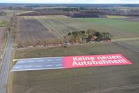 Mit einem riesigen Banner wurde gegen den Ausbau der A20 demonstriert.