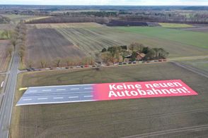 Mit einem riesigen Banner wurde gegen den Ausbau der A20 demonstriert.