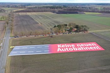 Mit einem riesigen Banner wurde gegen den Ausbau der A20 demonstriert.