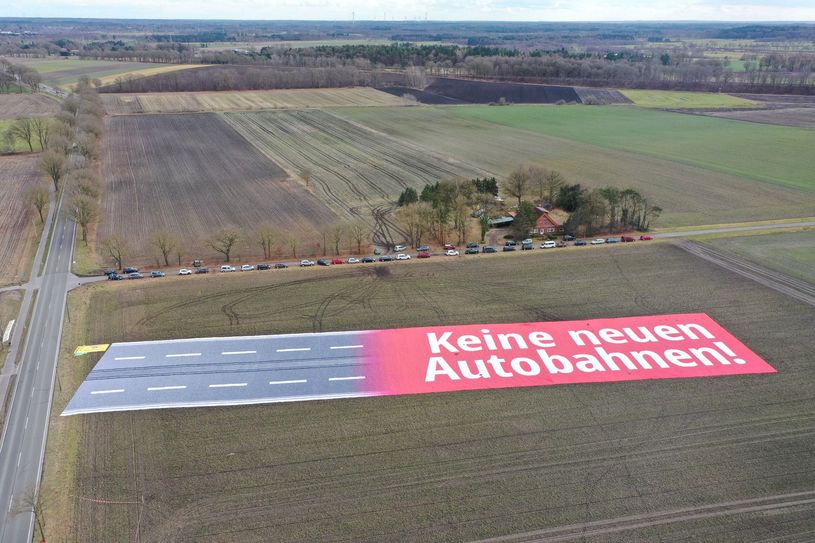 Mit einem riesigen Banner wurde gegen den Ausbau der A20 demonstriert.