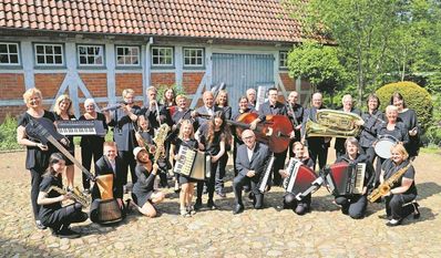 Das „Orchestra Torfteufel“ freut sich darauf, Lieder aus ihrem aktuellen Programm zu spielen.