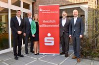 Die Sparkassen-Mitarbeiter freuen sich über das gute Jahresergebnis.