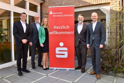 Die Sparkassen-Mitarbeiter freuen sich über das gute Jahresergebnis.