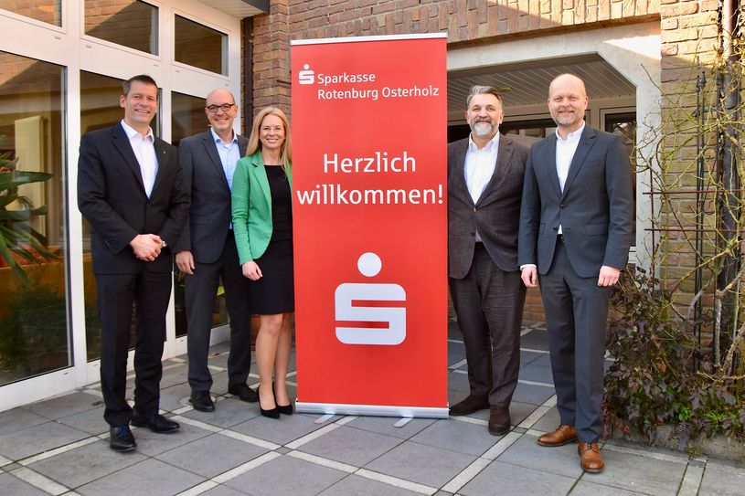 Die Sparkassen-Mitarbeiter freuen sich über das gute Jahresergebnis.