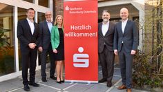 Die Sparkassen-Mitarbeiter freuen sich über das gute Jahresergebnis.