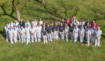 Das vielfältige Team der Geriatrie setzt sich für die Lebensqualität älterer, kranker Menschen ein.
