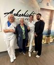 (v. l.) Vera Müller-Wallbaum, Restaurantchefin Elena, Dr. Anika Neumann und Restaurantmitarbeiter Saman.
