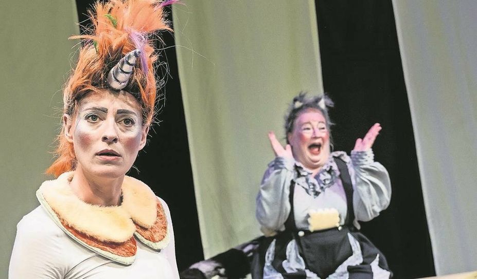 Pünktlich zum Start des Theaterstücks sollen die Bilder aufgehängt sein.