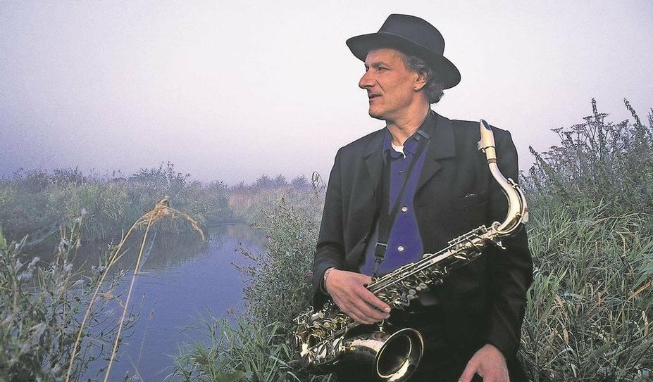 Bernd Schlott spielt mit viel Leidenschaft Mundharmonika, Altsaxofon und Klarinette.