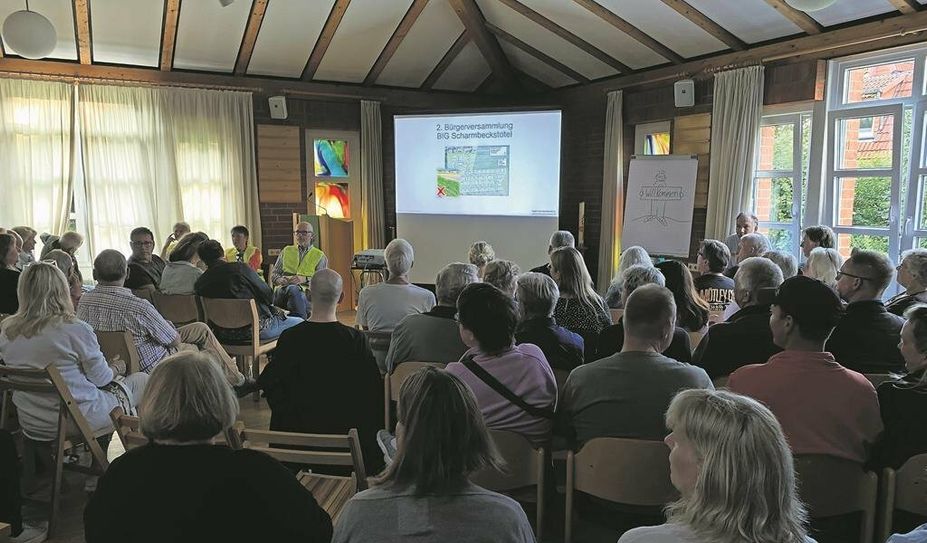 Die Bürger:innen kommen ins Gespräch mit BIG Schasto und sind interessiert an den Plänen.