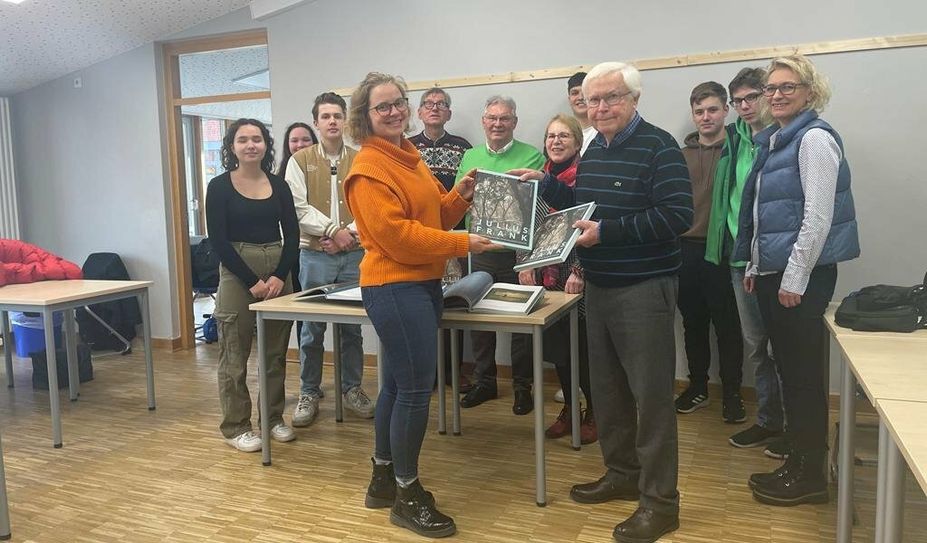 Anhand des neuen Buches über Julius Frank, das vom Focke-Museum veröffentlicht wurde, werden sich die Schüler:innen der IGS Lilienthal mit dem Schicksal der jüdischen Familie beschäftigen. Foto: eb