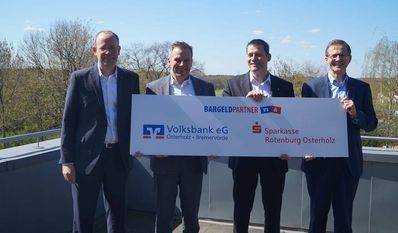 Die Vorstandsmitglieder (v. li.) Jan Mackenberg und Michel Kersting (Volksbank) sowie Thorben Prentzell und Stefan Kalt (Sparkasse) feiern ihre Kooperation als „Bargeldpartner“.