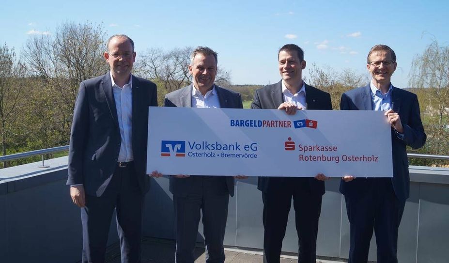 Die Vorstandsmitglieder (v. li.) Jan Mackenberg und Michel Kersting (Volksbank) sowie Thorben Prentzell und Stefan Kalt (Sparkasse) feiern ihre Kooperation als „Bargeldpartner“.