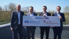 Die Vorstandsmitglieder (v. li.) Jan Mackenberg und Michel Kersting (Volksbank) sowie Thorben Prentzell und Stefan Kalt (Sparkasse) feiern ihre Kooperation als „Bargeldpartner“.