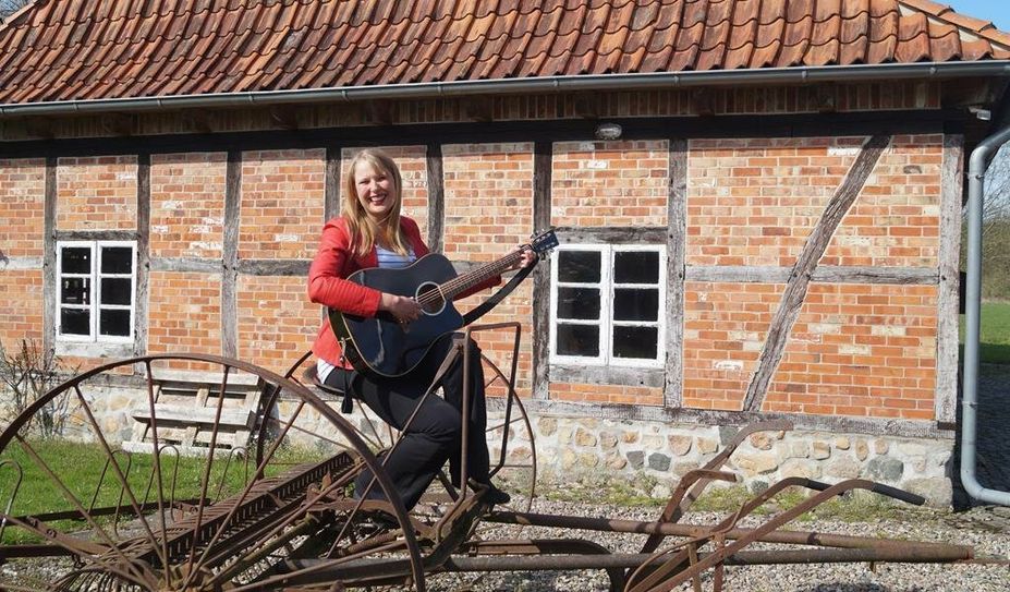 Mia Ohlsen präsentiert am 6. Mai in der Museumsscheune Plönjeshausen auch einen brandneuen Song.