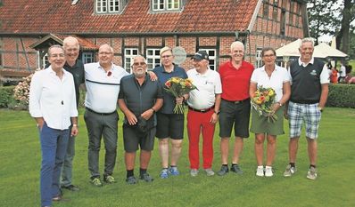 Präsident Dittmar Schreyer (links) mit den glücklichen Gewinner:innen.
