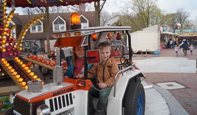 Beim Frühjahrsmarkt in Gnarrenburg warten viele Fahrgeschäfte, Buden und auch Einkaufsschnäppchen auf die Besucher:innen.