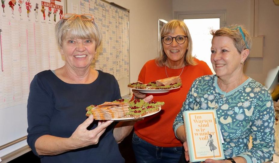Sabine und Ute Gartmann mit Traute Steenken, die aus dem Kochbuch „Nachhaltig kochen unter 1 Euro“ von Hanna Olvenmark köstliche Kleinigkeiten zum direkten Verzehr zauberte.