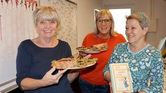 Sabine und Ute Gartmann mit Traute Steenken, die aus dem Kochbuch „Nachhaltig kochen unter 1 Euro“ von Hanna Olvenmark köstliche Kleinigkeiten zum direkten Verzehr zauberte.