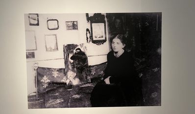 Zu Lebzeiten kaum als eigenständige Künstlerin wahrgenommen und von männlichen Kollegen verkannt, begab sich Paula um 1900 auf ihren Weg der Selbstbefreiung und schuf in wenigen Jahren ein beispielloses Werk aus über 700 Gemälden und 2.000 Zeichnungen.