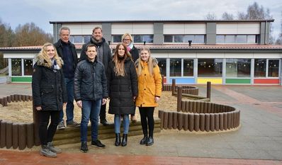 Freuen sich über die neue Turnhalle: Architekt Torsten Stelling (hinten, v. li.) , Bürgermeister Marc Breitenfeld und Kirsten Abert-Brockmüller (Architekturbüro Stelling) sowie Schulleiter Thomas Schröder mit den Gemeindemitarbeiterinnen Christin Röhrs (v. li.), Britta Behrmann und Rica Meyer.