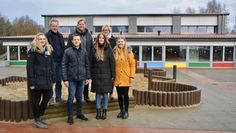 Freuen sich über die neue Turnhalle: Architekt Torsten Stelling (hinten, v. li.) , Bürgermeister Marc Breitenfeld und Kirsten Abert-Brockmüller (Architekturbüro Stelling) sowie Schulleiter Thomas Schröder mit den Gemeindemitarbeiterinnen Christin Röhrs (v. li.), Britta Behrmann und Rica Meyer.