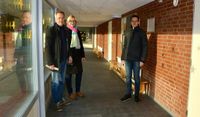 Architekt Torsten Stelling, Mitarbeiterin Kirsten Abert-Brockmüller und Schulleiter Thomas Schröder im runderneuerten Vorraum.