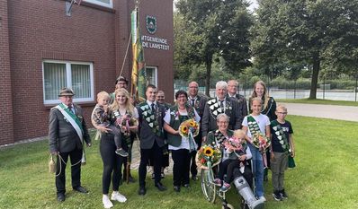 Die amtierende Königsfamilie wünscht allen Schützen ein erfolgreiches und spaßiges Schützenfest.