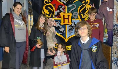 Für immer in einer magischen Welt leben? Lieber nicht, aber für eine Nacht hatten die Schüler:innen viel Spaß in der IGS-Version der Zauberschule Hogwarts. Foto: alvo