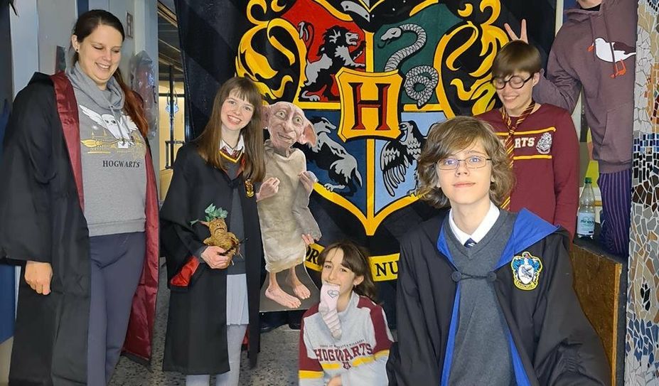 Für immer in einer magischen Welt leben? Lieber nicht, aber für eine Nacht hatten die Schüler:innen viel Spaß in der IGS-Version der Zauberschule Hogwarts. Foto: alvo
