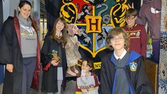 Für immer in einer magischen Welt leben? Lieber nicht, aber für eine Nacht hatten die Schüler:innen viel Spaß in der IGS-Version der Zauberschule Hogwarts. Foto: alvo