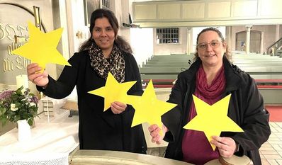 Melanie Blank (li.) und Claudia Metscher freuen sich über Wunscherfüller:innen, die sich nach dem Gottesdienst am 4. Dezember einen oder mehrere Sterne mit nach Hause nehmen.