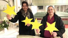 Melanie Blank (li.) und Claudia Metscher freuen sich über Wunscherfüller:innen, die sich nach dem Gottesdienst am 4. Dezember einen oder mehrere Sterne mit nach Hause nehmen.