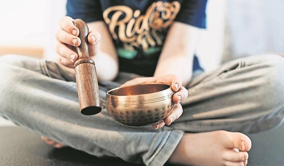 Die Klangschale kann beruhigend auf Körper und Geist wirken.