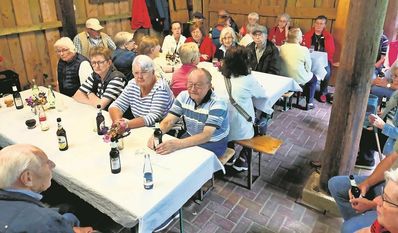 Kutenholz (red). Im Ortsteil Mulsum feierte der Sozialverband VdK Ortsverband Mulsum ein Grillfest an der Moorschutzhütte in Hohenmoor. Der VdK-Vorsitzende Nils Meyer bedankte sich bei allen Beteiligten fürs Erscheinen. Der Vorsitzende des Heimat- und Kulturvereins Hans-Wilhelm Tiedemann war eingeladen, um über die Moorschutzhütte und das frühere Leben zu berichten. Auch eine Führung durch den Moorlehrpfad wurde angeboten. Am Ende ließen die Teilnehmenden den tag mit Getränken und gegrilltem ausklingen.