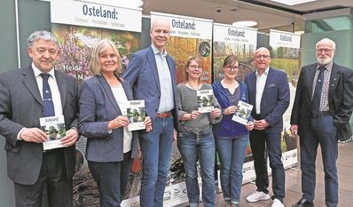 Eröffneten die Ausstellung (v. li.): Reinhard Lindenberg (AG Osteland), Renate Warren und Walter Lemmermann (NABU Bremervörde-Zeven), Sarina Pils und Hannah Kohlhagen (ÖNSOR), Volker Stahmann (Sparkasse Rotenburg Osterholz) und Eybe Schönteich (AG Osteland).