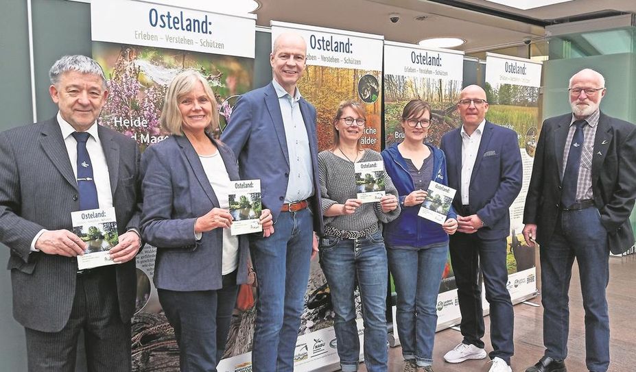 Eröffneten die Ausstellung (v. li.): Reinhard Lindenberg (AG Osteland), Renate Warren und Walter Lemmermann (NABU Bremervörde-Zeven), Sarina Pils und Hannah Kohlhagen (ÖNSOR), Volker Stahmann (Sparkasse Rotenburg Osterholz) und Eybe Schönteich (AG Osteland).