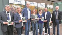 Eröffneten die Ausstellung (v. li.): Reinhard Lindenberg (AG Osteland), Renate Warren und Walter Lemmermann (NABU Bremervörde-Zeven), Sarina Pils und Hannah Kohlhagen (ÖNSOR), Volker Stahmann (Sparkasse Rotenburg Osterholz) und Eybe Schönteich (AG Osteland).
