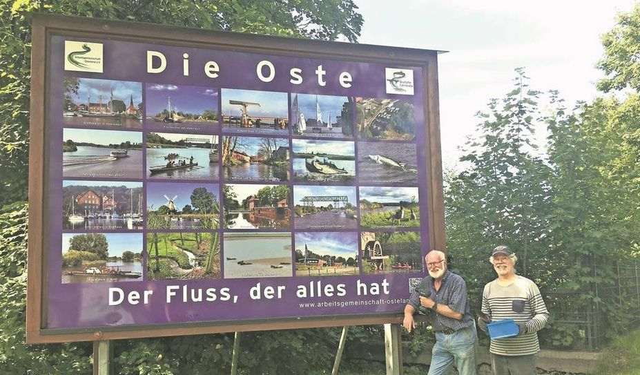 Bremervörde (eb). Rechtzeitig vor dem Vörder Seefest hat die Arbeitsgemeinschaft Osteland e.V. die große Infor-Tafel beim Oste Hotel unweit des Bremervörder Hafens erneuert. Aktualisierte Fotos und ein QR-Code bringen Einheimische und Touristen auf den neusten Stand. Sie erfahren alles über die denkmalgeschützte Oste-Wehr, dem Startpunkt der „Deutschen Fährstraße Bremervörde - Kiel“ und die Eisvogeltäler am Oberlauf bis zu den Seehundsbänken im Mündungsgebiet zur Elbe.