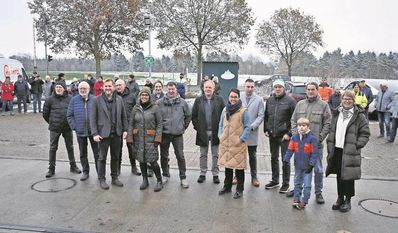 Die Wettpaten brachten 1.200 Kilo auf die große Waage auf dem Gelände der RAISA in Gnarrenburg. Nicht genug, um die Wette gegen die Bürger:innen zu gewinnen.