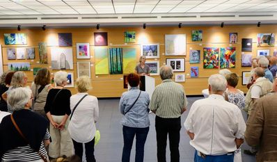 Katrin Schütte gab eine kurze Einführung in die neue Ausstellung.