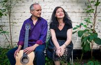 Esther Lorenz wird von Peter Kuhz an der Gitarre begleitet.
