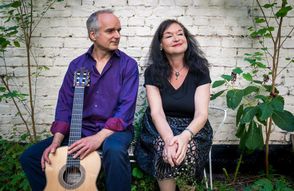 Esther Lorenz wird von Peter Kuhz an der Gitarre begleitet.