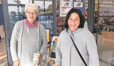 (v. l.) Karin Brünjes (Tafelleitung) und Sandra Hahn besuchten den Lidl-Markt.