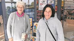 (v. l.) Karin Brünjes (Tafelleitung) und Sandra Hahn besuchten den Lidl-Markt.
